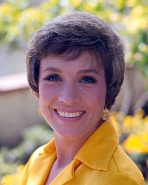 Nasmijani portret Julie Andrews iz 1960. u žutoj košulji koji gleda na stranu 8X10 fotografija