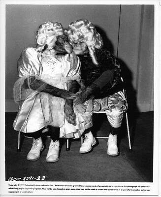 Šimpanze slatka poza u vjenčanicama ljubljenje Original 1977 8x10 Photo
